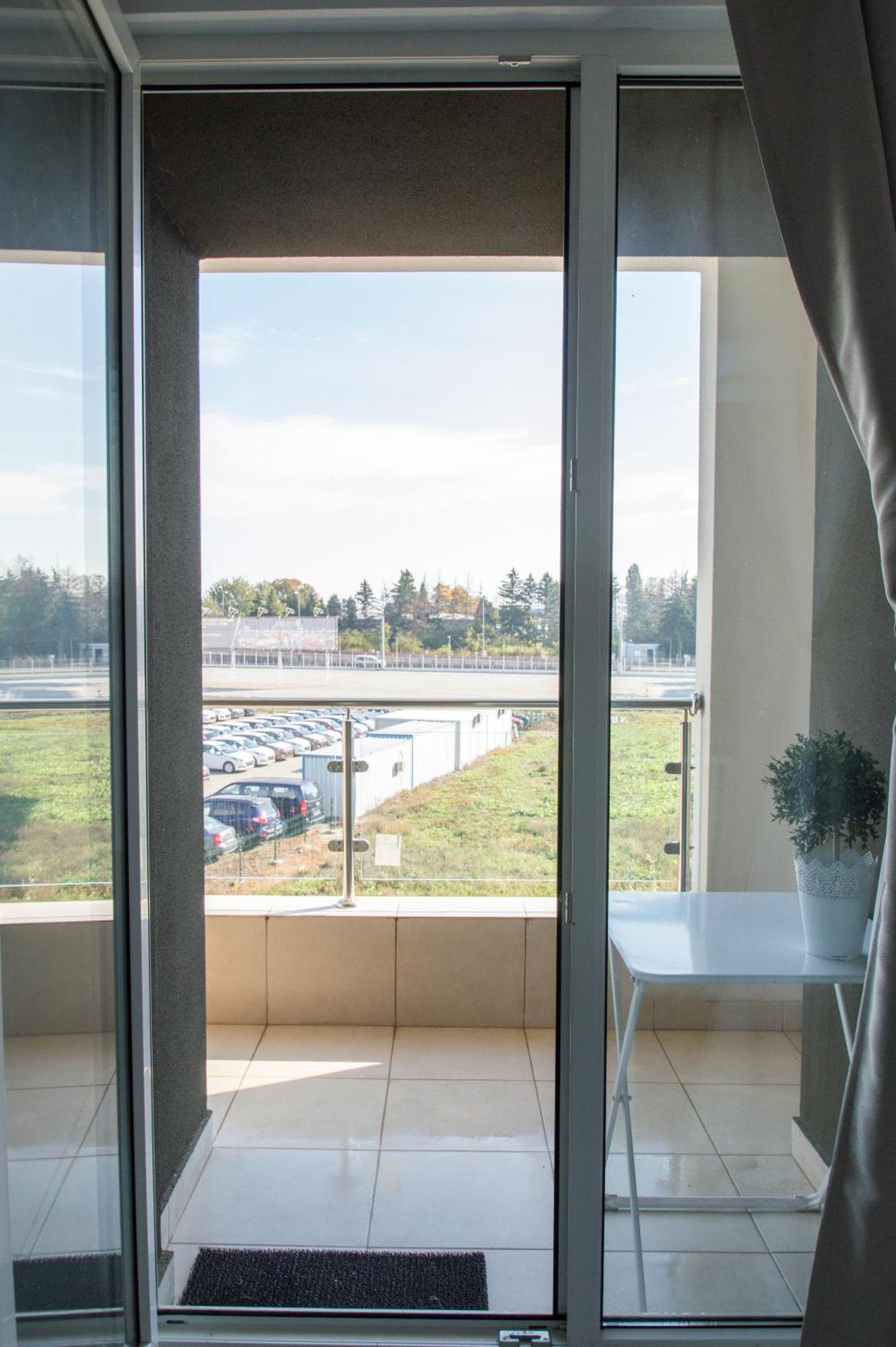 Airport Residence - 5 Mins From Airport Otopeni Ngoại thất bức ảnh